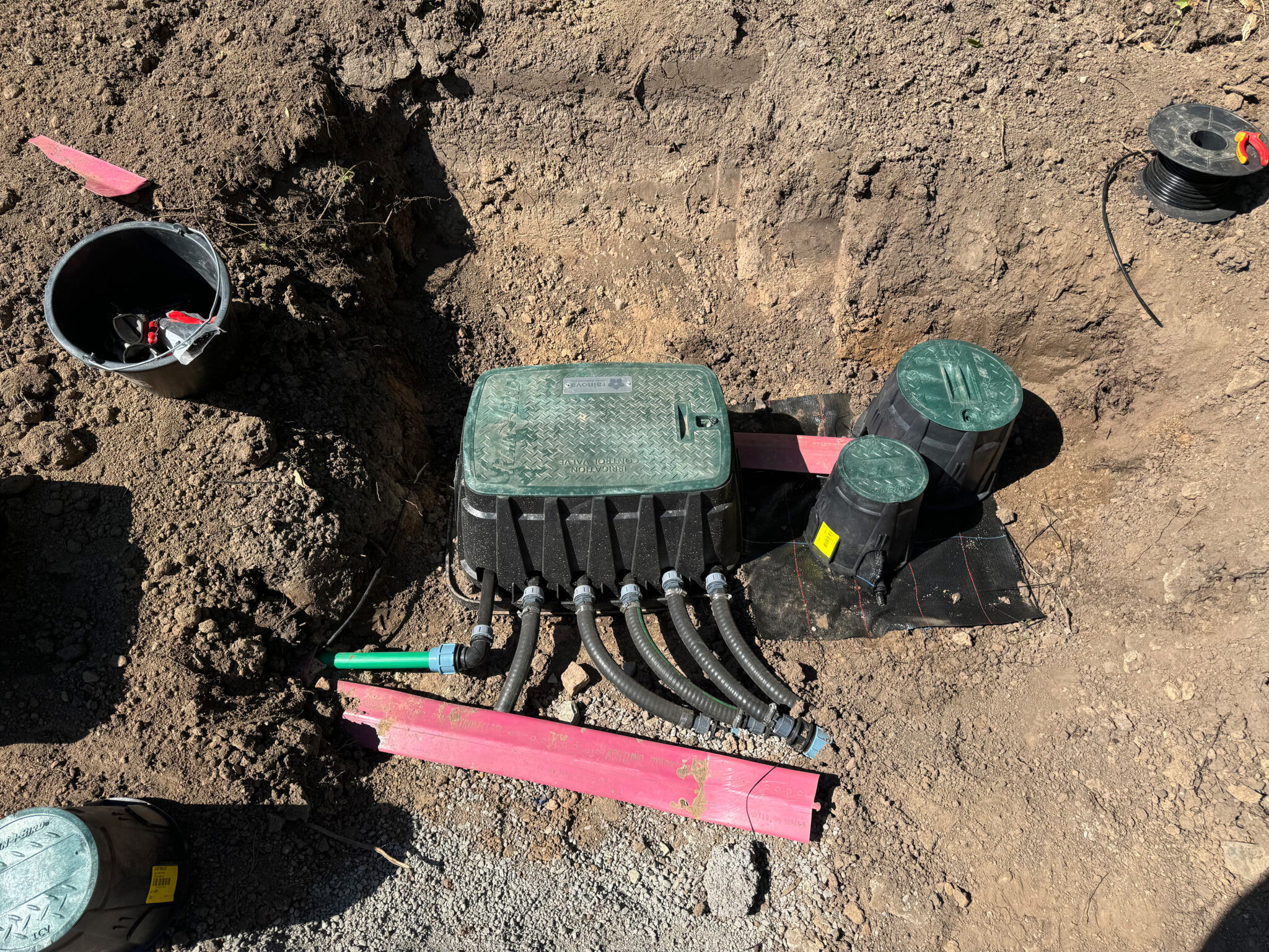 Nahaufnahme eines Bewässerungs­systems.